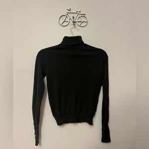 Love tree lightweight, form-fitting turtleneck sweater in dark green